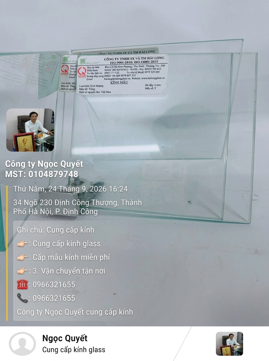 Các tấm kính trong suốt do Công ty Ngọc Quyết cung cấp, có nhãn mẫu kính dán trên bề mặt